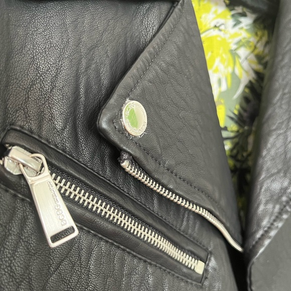 BCBG MotoVest, Faux Leather, Size Large, Black Zipper Pockets, Tropical Lining - Picture 6 of 6